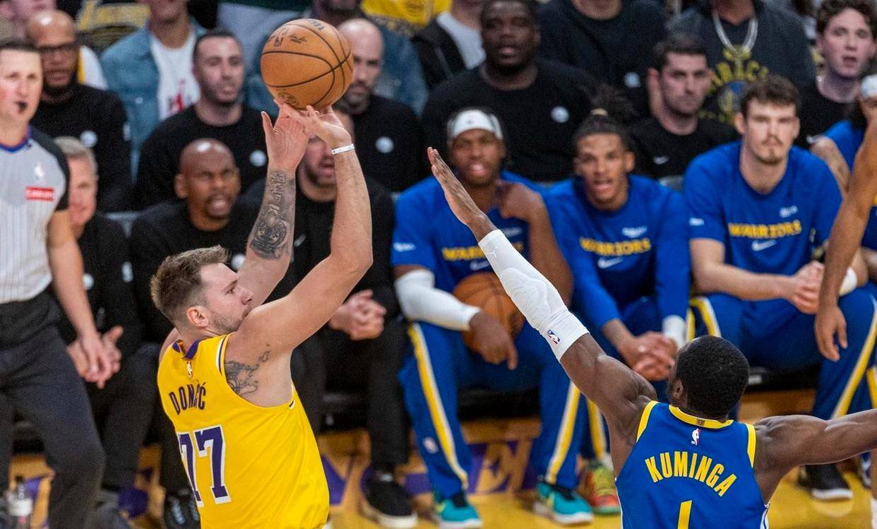 关于勇士主帅团队配合默契，击败对手大比分领先的信息