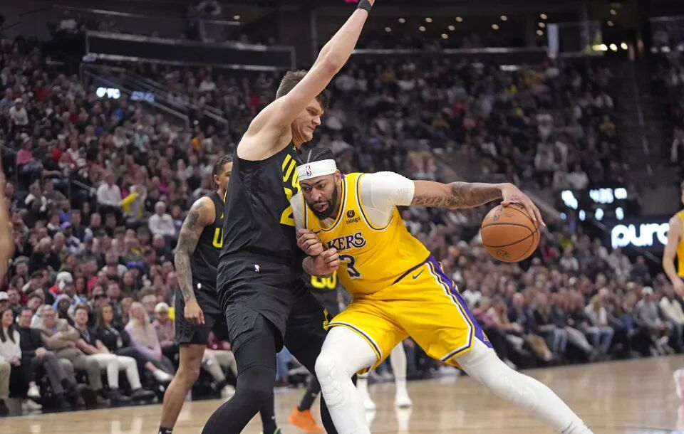 包含日本男篮险胜湖人，锡安制霸全场的词条