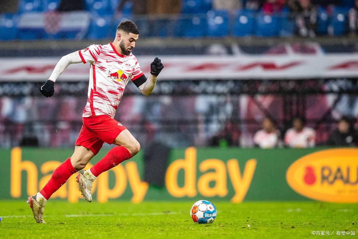 包含莱比锡红牛球迷聚集庆祝球队首胜的词条