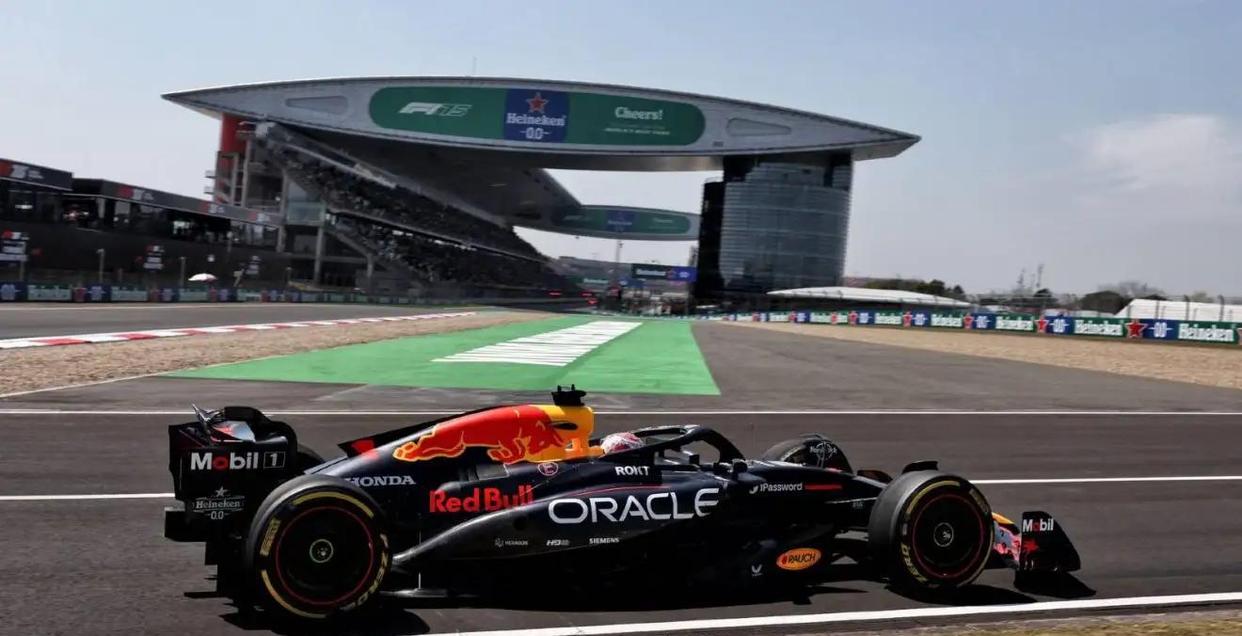 梅赛德斯险胜迈凯伦，诺里斯统治全场的简单介绍