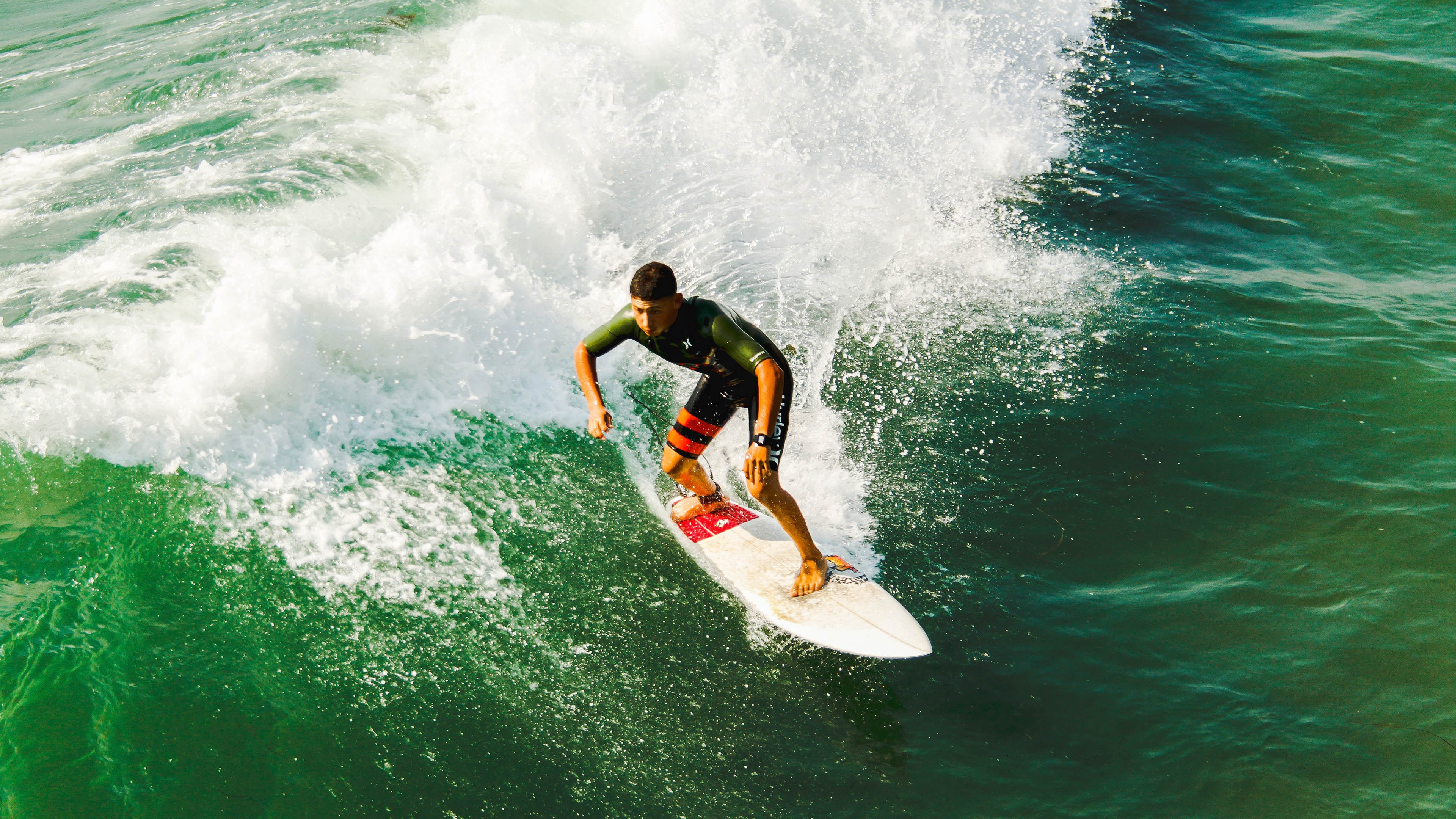 赛道与绿茵场的双重奏鸣，当F1年度争冠之夜遇见萨拉赫的持续杀伤力